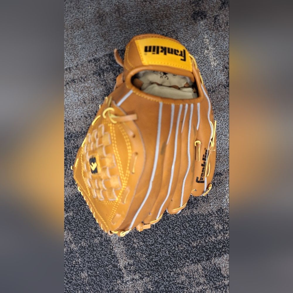 Youth Tan Leather Baseball Glove. New